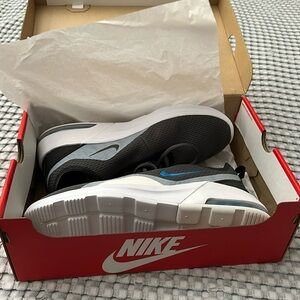 NEW IN BOX 10 1/2 Nike Air Max Motion 2 ES1